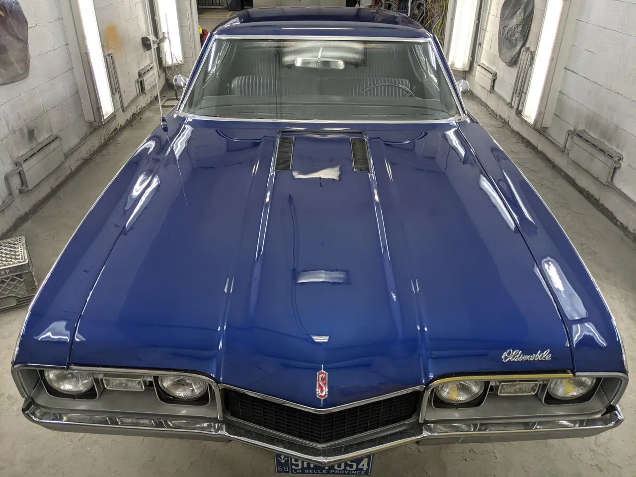 Oldsmobile classique bleue au capot lustré