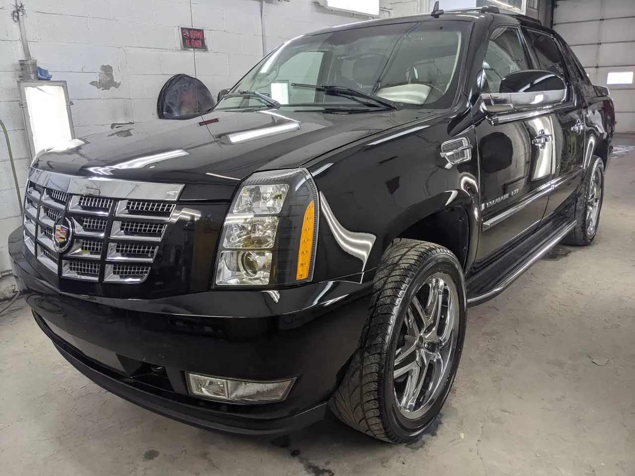 Cadillac Escalade noire après travaux de carrosserie et peinture