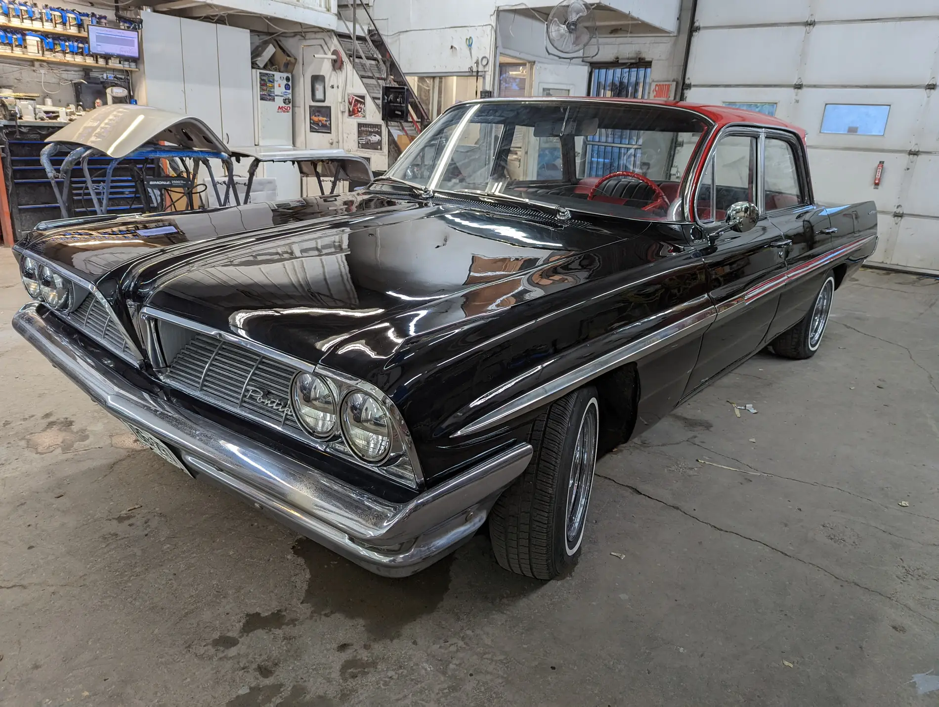 Pontiac classique noire dans l’atelier SLM Auto