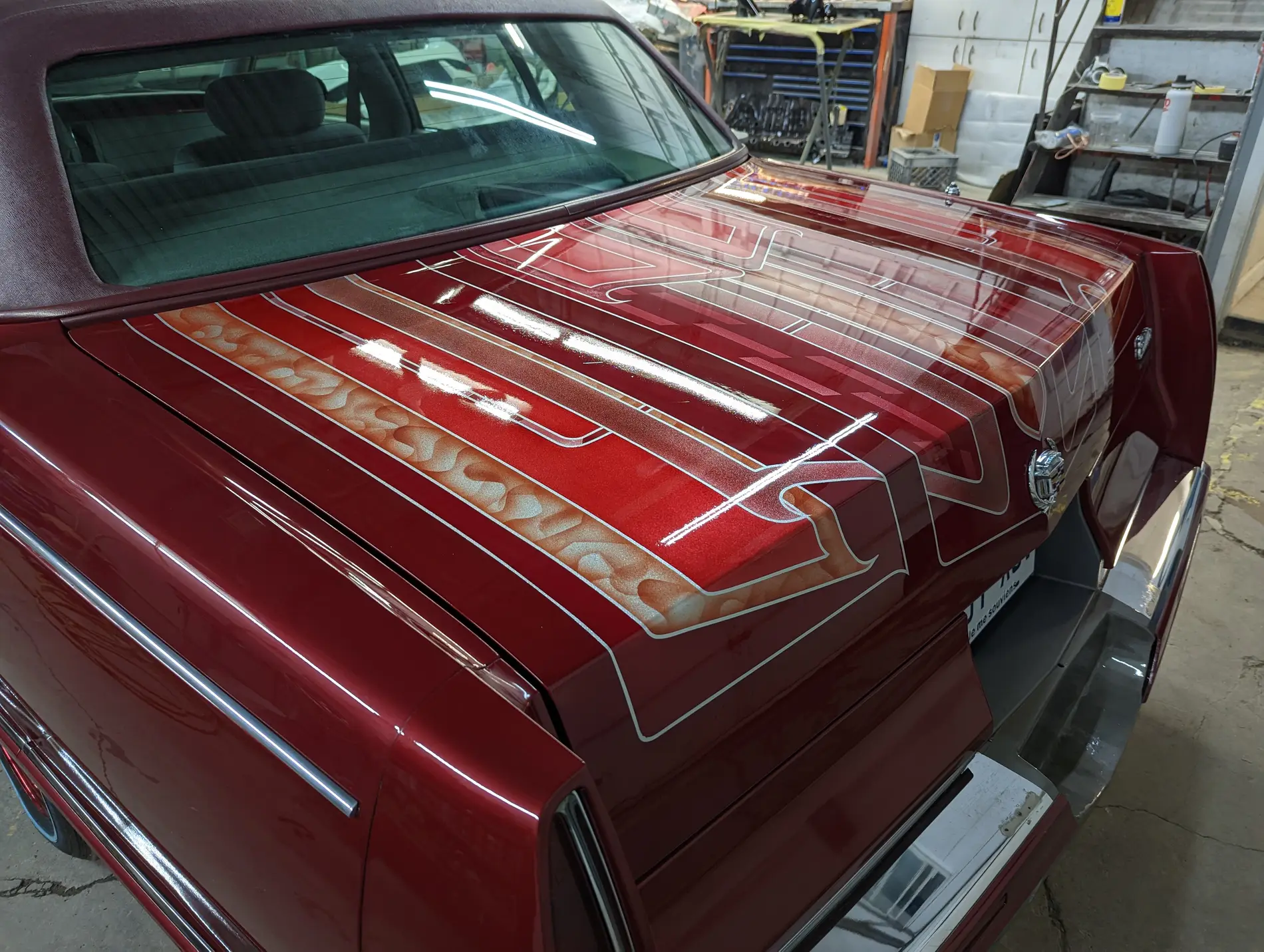 Coffre rouge personnalisé avec filets peints à la main et peinture en couches