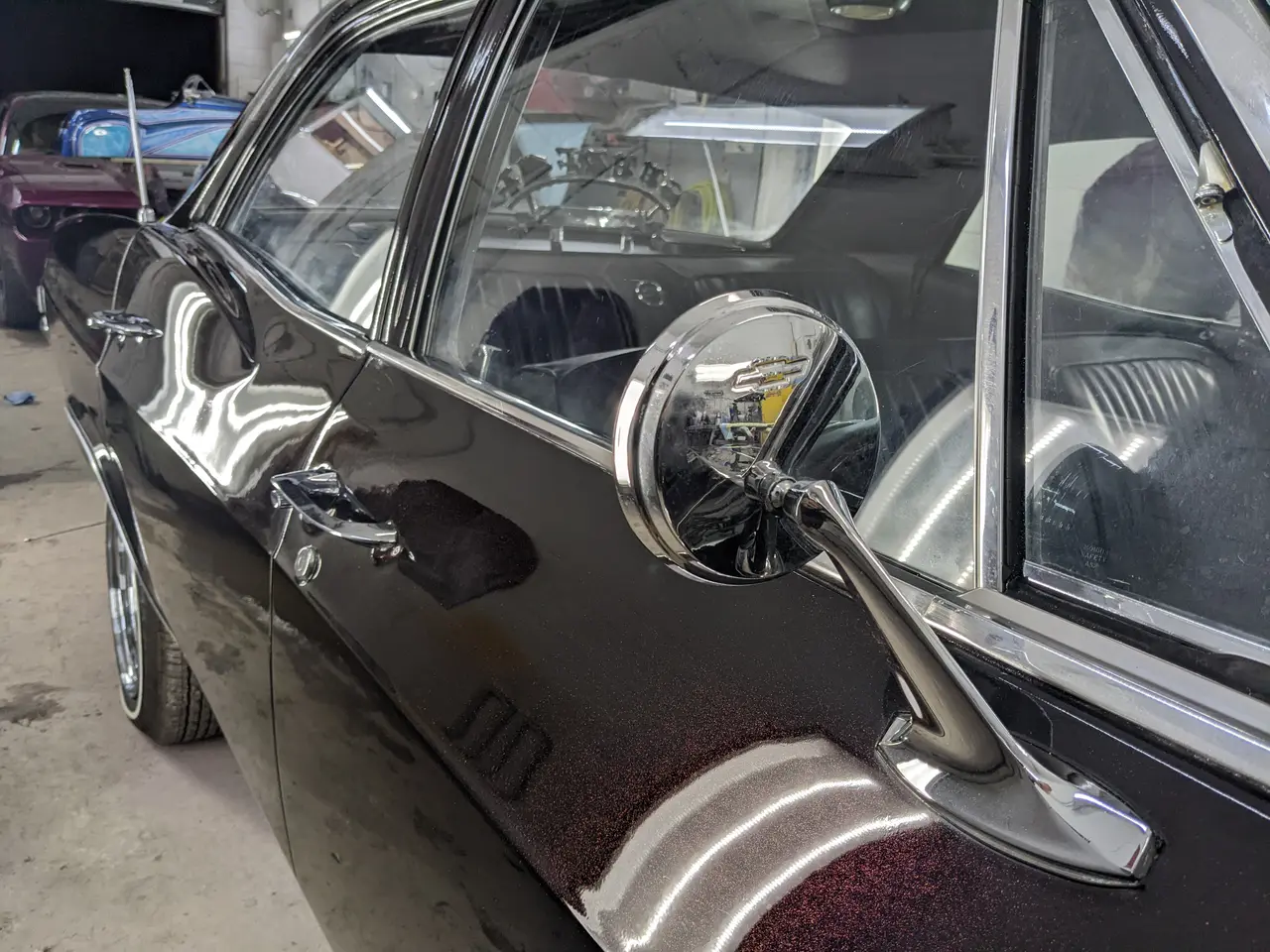 Reflets sur l’aile et le rétroviseur chromé d’une Chevrolet Impala noire