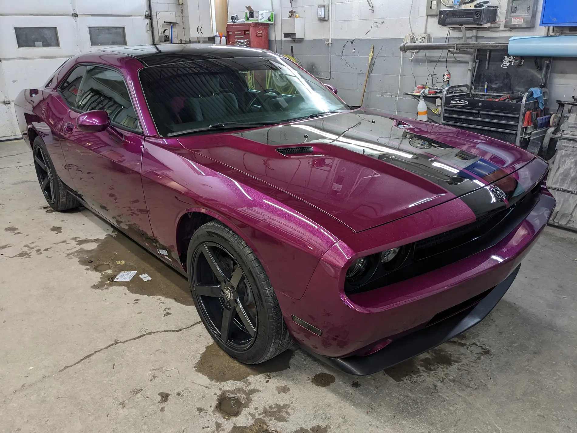 Dodge Challenger violette photographiée dans l’atelier SLM Auto