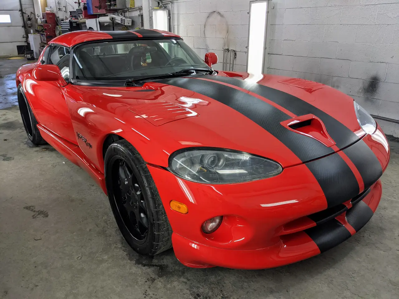 Dodge Viper rouge avec bandes noires dans l’atelier