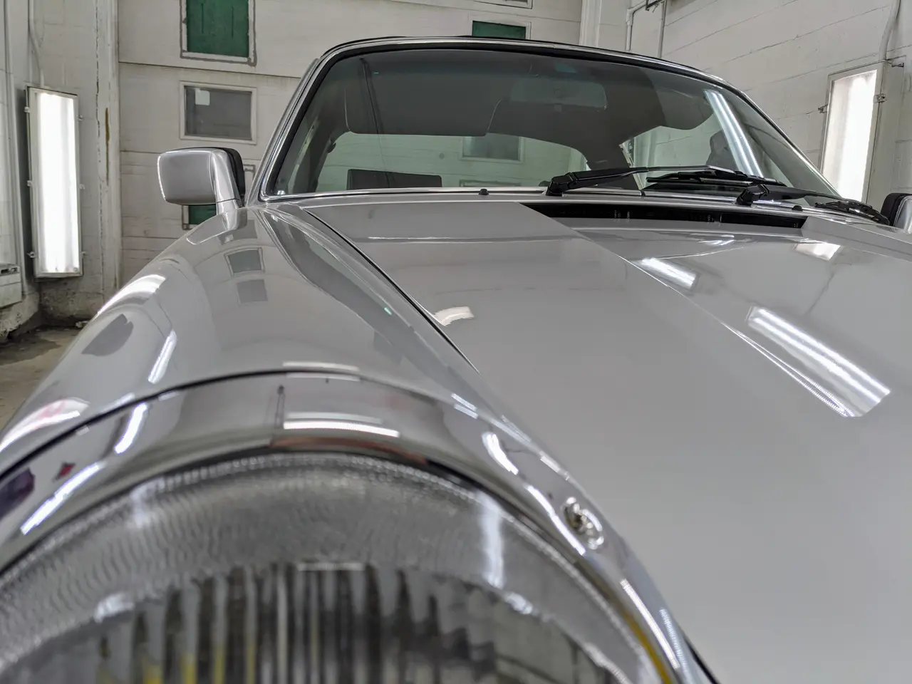 Voiture sport argentée aux panneaux de carrosserie restaurés