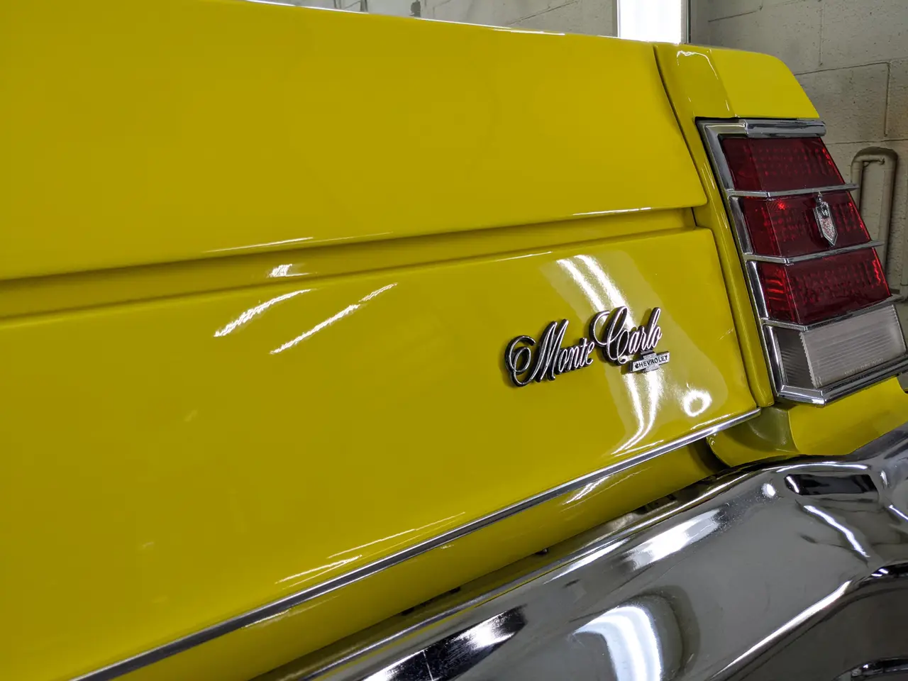 Panneau arrière et chrome d’une Chevrolet Monte Carlo jaune
