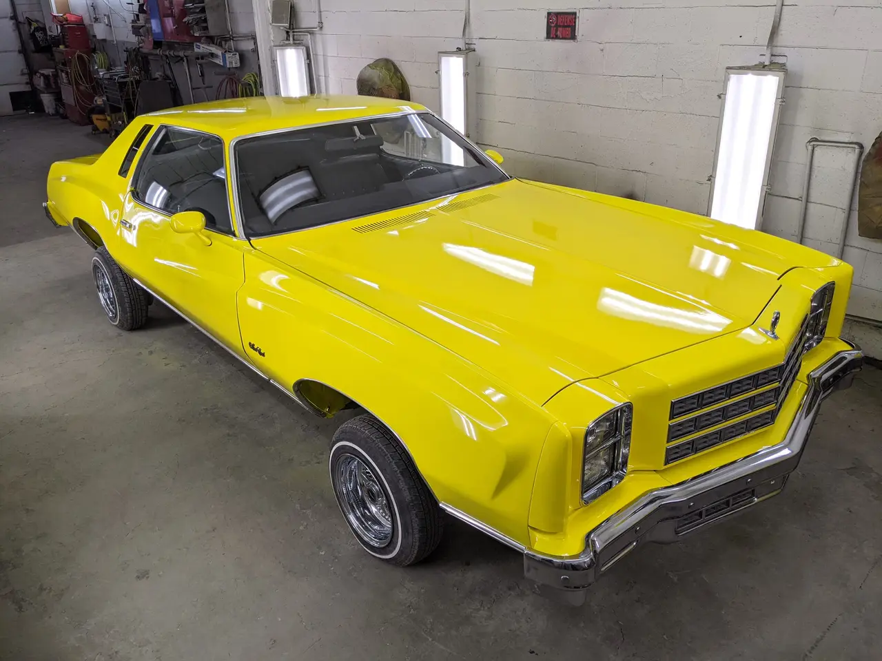 Chevrolet Monte Carlo jaune complète après travaux de carrosserie et peinture